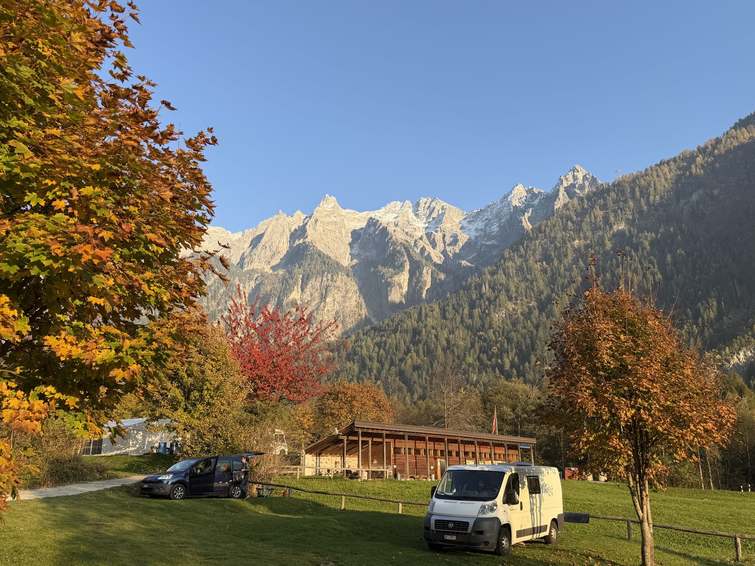 Rezeption Camping Mulina mit Bergen im Hintergrund