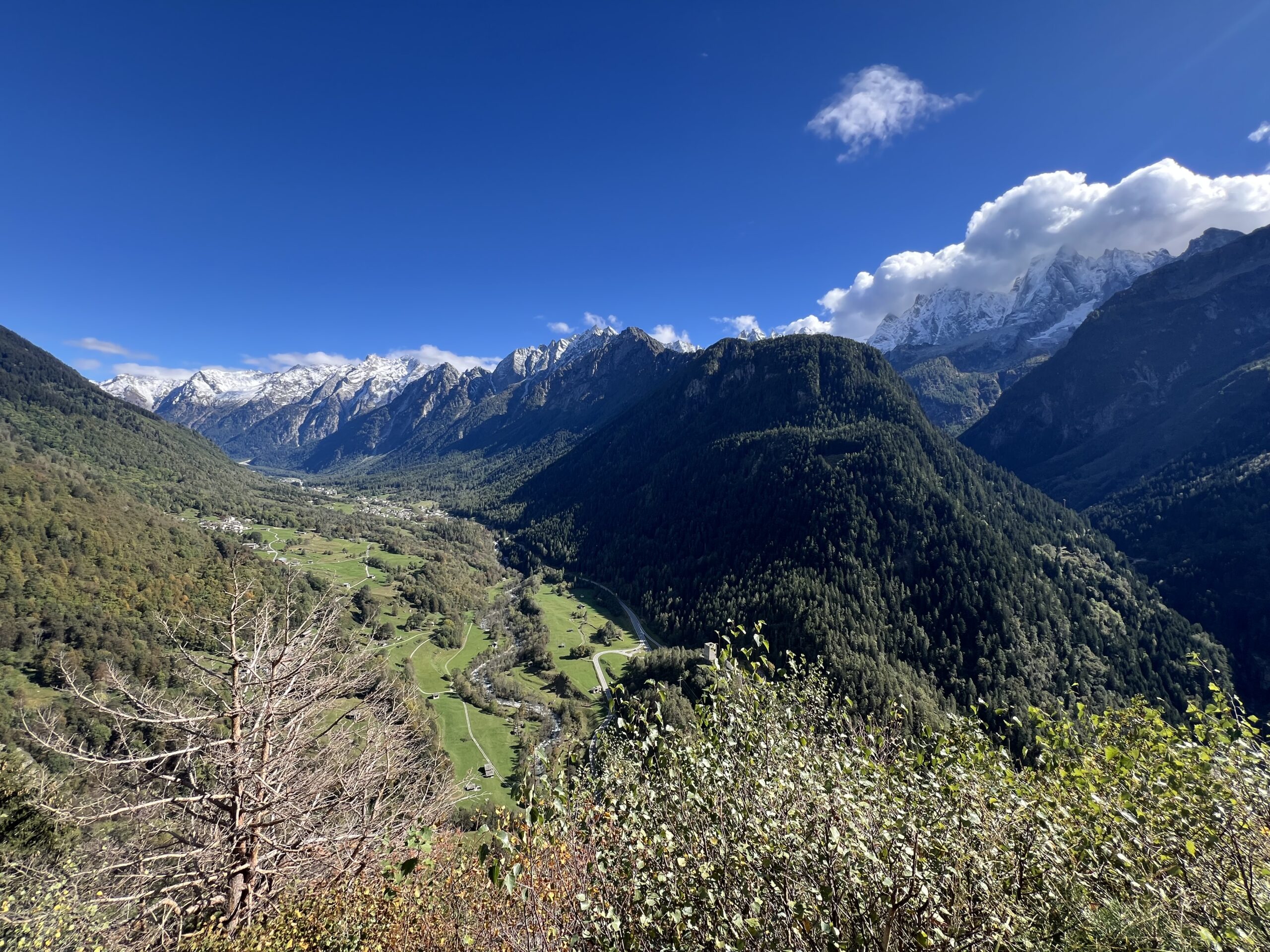 Luftaufnahme Bergell mit Bergen im Hintergrund