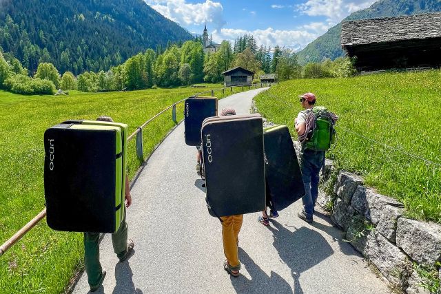 Kletterer auf dem Weg zum Bouldern mit Bouldermatten