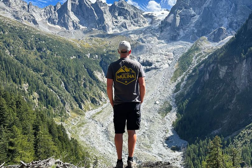 Benny vor Bergpanorama