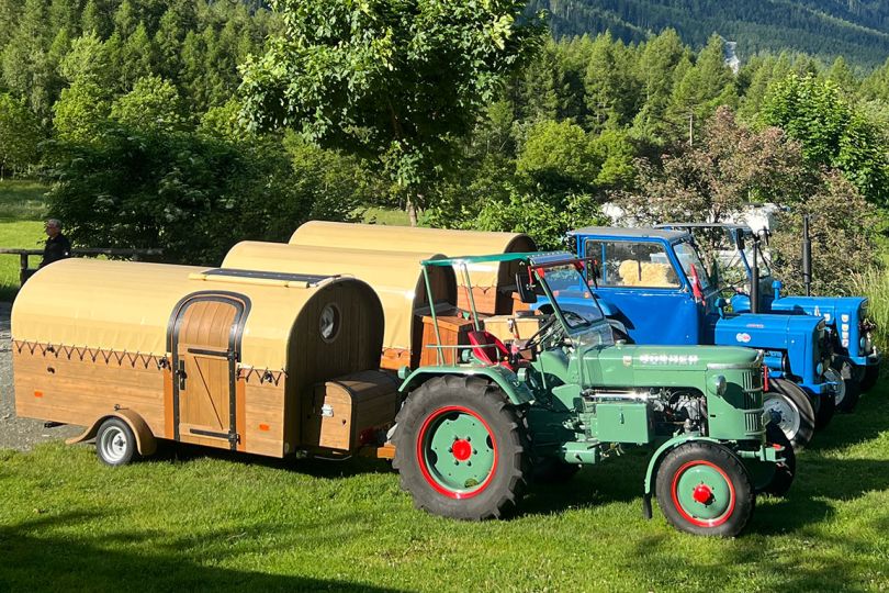 Traktoren mit Holzwohnwagen